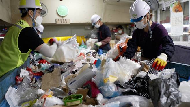 자동화 공정이 있어도, 중요한 건 결국 사람 손을 거쳐야만 했다. 재활용률을 높이기 위해, 최전선에서 활약하는 근로자들. 사람이 하는 일이다. 잘 버리면 이들의 노고를 덜 수 있다고./사진=서울시, 이상열 미디어트립 PD