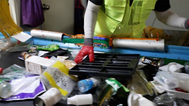 검은색 플라스틱 쓰레기를 골라내고 있는 기자./사진=서울시, 이상열 미디어트립 PD