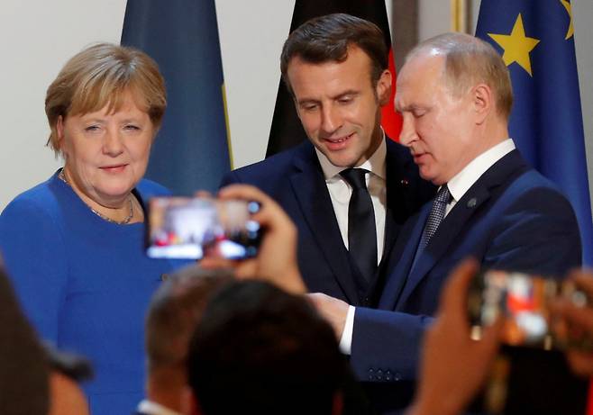 지난 2019년 12월 앙겔라 메르켈(왼쪽부터) 독일 총리, 에마뉘엘 마크롱 프랑스 대통령, 블라디미르 푸틴 러시아 대통령이 프랑스 파리에서 정상회담 후 공동기자회견에 참석하고 있다. [로이터]