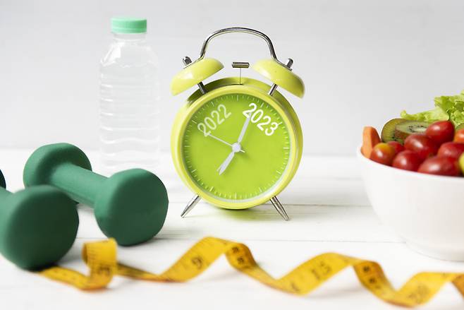 무릎 통증을 줄이기 위해서는 식이요법과 운동을 병행하는 것이 좋다. 게티이미지뱅크