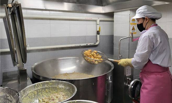 광주 남구 한 초등학교 급식실에서 조리사가 급식 메뉴인 600명분의 닭튀김을 조리하느라 구슬땀을 흘리고 있다.
