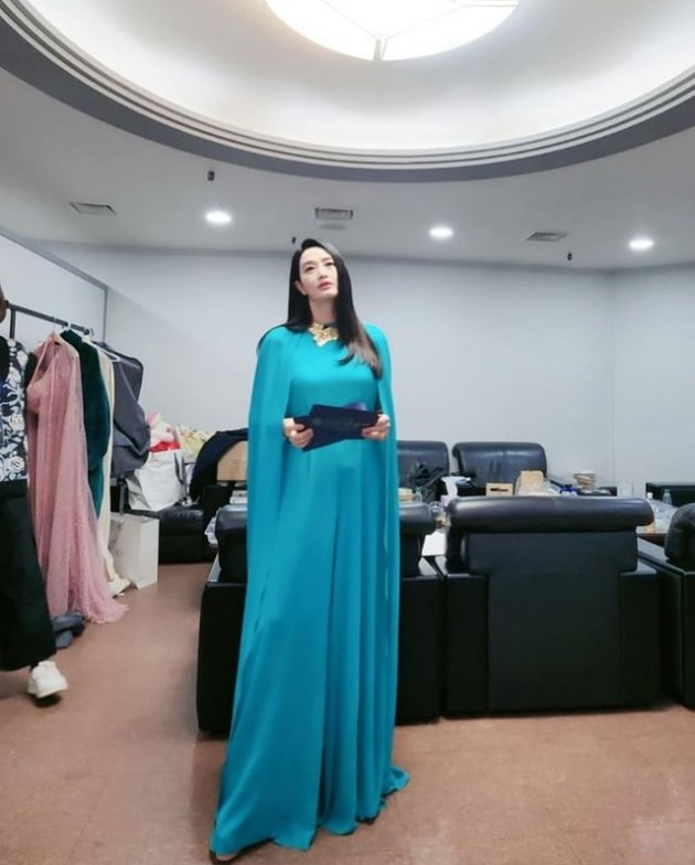 Actress Kim Hye-soo showed off her elegant dress.Kim Hye-soo released a photo and a video on the 27th, respectively. In the photo and video, Kim Hye-soo in a turquoise dress was shown.Previously, Kim Hye-soo released a picture of a dress fitting for the 43rd Blue Dragon Film Awards. He wore one of the fitting dresses at the awards ceremony.Kim Hye-soos dress accentuated her graceful charm: while she wore a mask and hat for the fitting, she wore a full set and dress for the awards ceremony, showing off her extraordinary charm.Kim Hye-soo is currently starring in the tvN Saturday-Sunday drama Schrup.