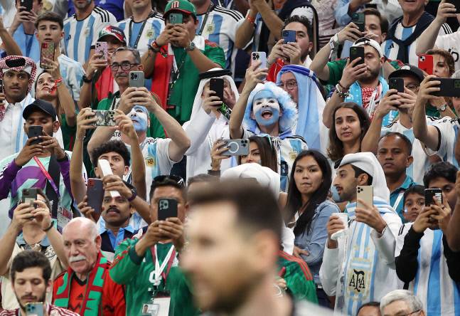메시를 바라보는 아르헨티나 팬들. 2022.11.27. 도하 | 연합뉴스