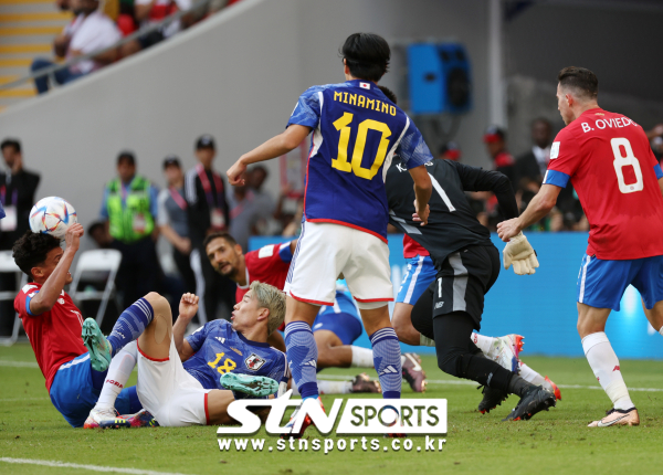 27일(현지시간) 오후 카타르 알라이얀 아흐메드 빈 알리 스타디움에서 열린 열린 2022 카타르 월드컵 조별리그 E조 2차전 일본과 코스타리카의 경기, 양팀 선수들이 코스타리카 문전 앞에서 치열한 볼경합을 벌이고 있다. 사진|뉴시스