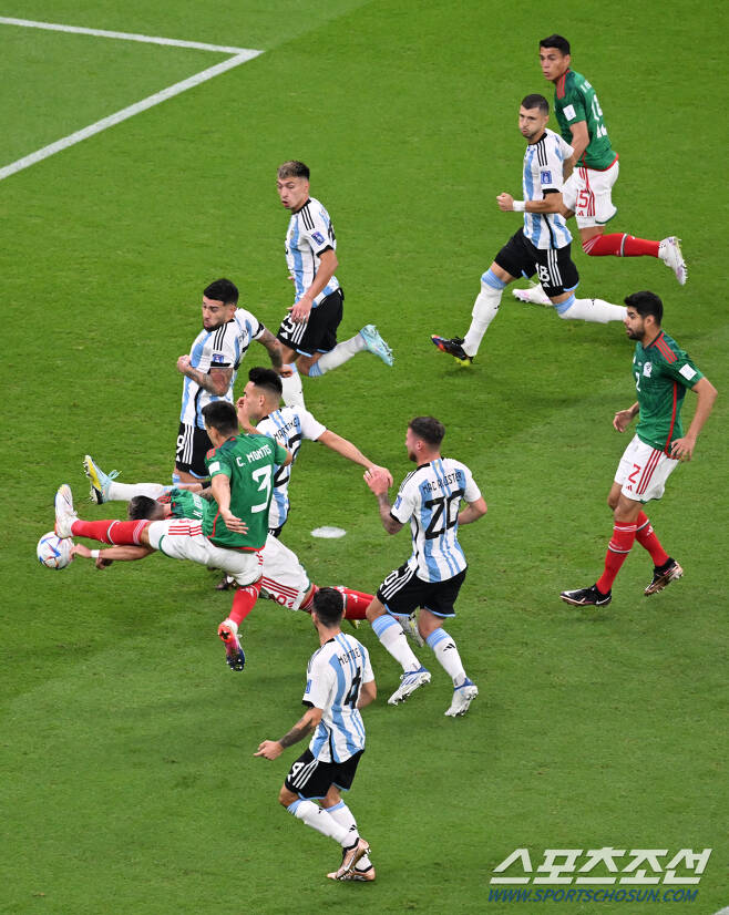 27일 오전(한국시간) 아르헨티나와 멕시코가 카타르 루사일 스타티움에서 경기를 펼쳤다. 멕시코 몬테스가 슈팅을 시도하고 있다. 도하(카타르)=송정헌 기자songs@sportschosun.com/2022.11.27/