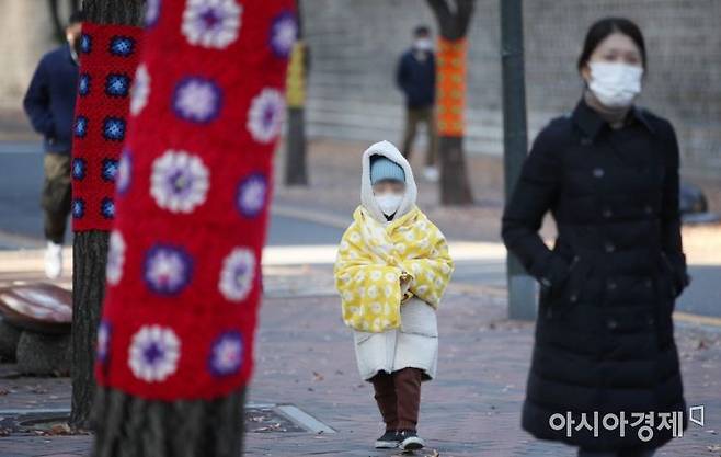 중부 지방을 중심으로 아침 최저기온이 영하권으로 떨어진 27일 서울 정동길에서 두꺼운 옷을 입은 시민들이 걸음을 재촉하고 있다./김현민 기자 kimhyun81@