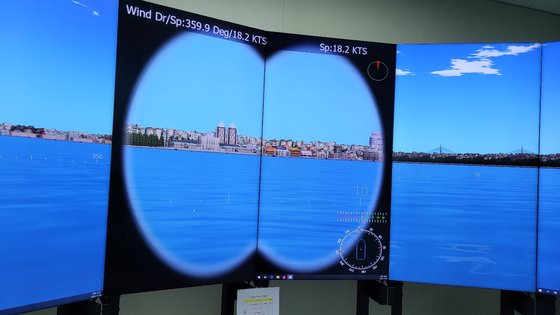 해군 조함훈련실에서 통제관이 ″쌍안경″이라고 지시하니 실제 쌍안경으로 보는 것처럼 확대된 항구의 전경이 화면에 나타났다.