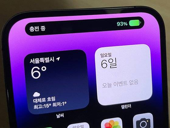 '아이폰14 프로 맥스'에 충전케이블을 연결하자, ‘다이내믹 아일랜드’가 활성화되며 충전중임을 알려줬다. 애플은 하드웨어적 단점인 타원형 전면 카메라를 디자인으로 승화시켰다. 고석현 기자