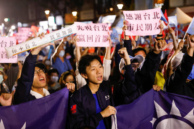대만 국민당 지지자들이 26일 타이베이 시내에서 지방선거 승리를 축하하고 있다. 로이터 연합뉴스