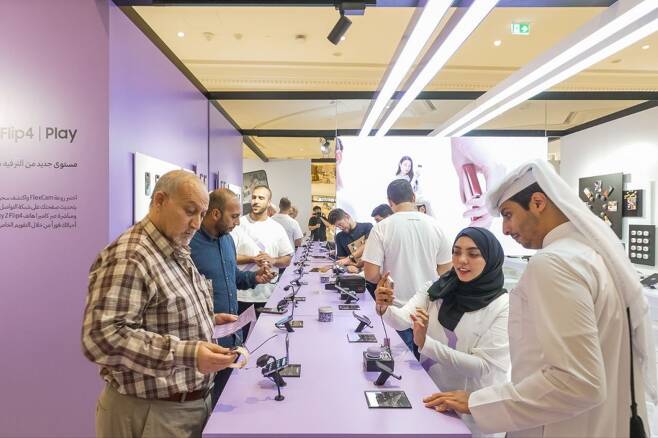 카타르 월드컵 주경기장 인근의 프리미엄 쇼핑몰 벤덤몰에서 삼성전자가 갤럭시 체험 공간을 열었다. 하루 평균 2000여명이 방문하고 있다/사진제공=삼성전자