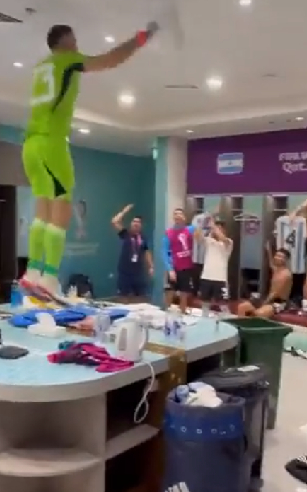 27일 멕시코전에서 2대 0으로 승리를 거둔 아르헨티나 선수들이 라커룸에서 환호성을 지르며 춤을 췄다./사진=트위터