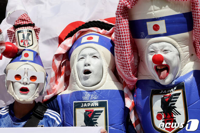 (도하(카타르)=뉴스1) 이광호 기자 = 27일 오후(현지시간) 카타르 알라이얀 아흐메드 빈 알리 스타디움에서 열리는 2022 카타르 월드컵 조별리그 E조 2차전 일본과 코스타리카의 경기에서 일본 축구팬들이 열띤 응원을 하고 있다. 2022.11.27/뉴스1  Copyright (C) 뉴스1. All rights reserved. 무단 전재 및 재배포 금지.