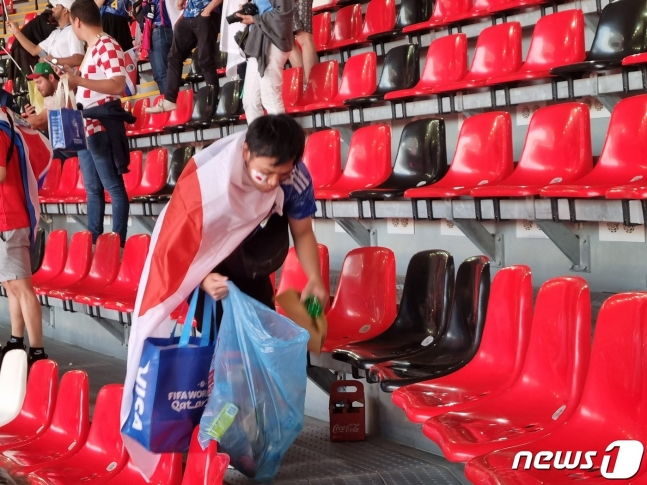 경기장을 청소하는 일본 팬ⓒ News1 안영준 기자