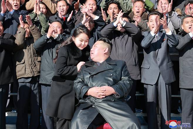 북한 김정은 국무위원장이 지난 18일 있었던 대륙간탄도미사일(ICBM) '화성-17형' 발사에 참여했던 공로자들과 기념사진을 찍은 자리에서 둘째 딸을 두 번째로 공식 석상에 데리고 등장해 눈길을 끌었다. [연합]