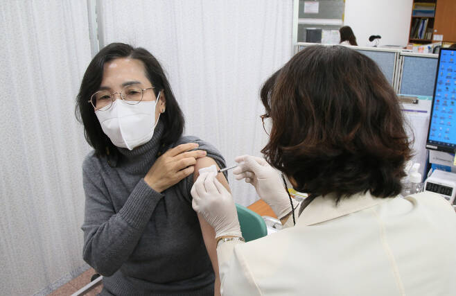 김현숙 여성가족부 장관이 25일 오후 서울 종로구 보건소를 방문해 코로나19 백신 추가 접종을 하고 있다. [연합]