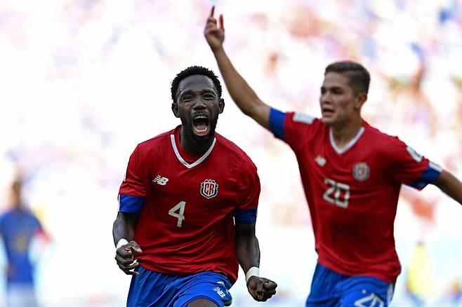 코스타리카를 벼랑 끝에서 구해댄 케이셔 풀러(4번)가 득점 후 환호하고 있다../AFP