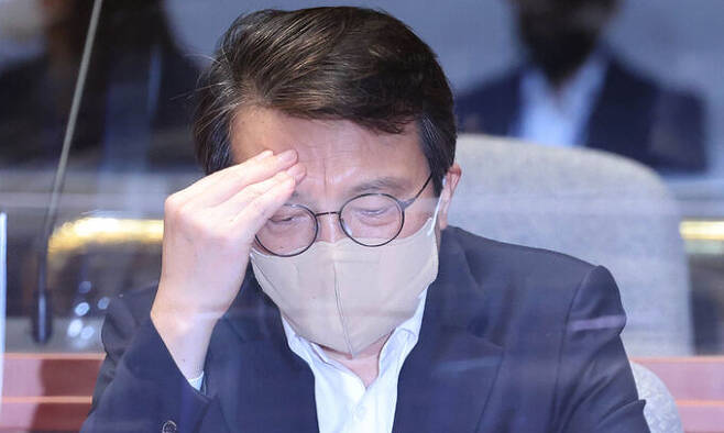 지난 24일 더불어민주당 김의겸 의원이 국회에서 열린 의원총회에 참석해 자리에 앉아 있다. 연합뉴스
