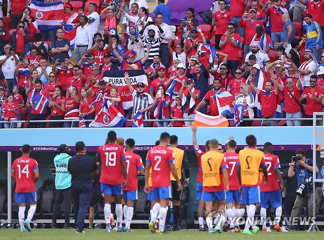 팬들 향해 인사하는 코스타리카 대표팀 (알라이얀=연합뉴스) 김도훈 기자 = 27일(현지시간) 카타르 알라이얀 아흐마드 빈 알리 스타디움에서 열린 2022 카타르 월드컵 조별리그 E조 일본과 코스타리카의 경기에서 2-1 승리를 거둔 코스타리카 선수들이 팬들을 향해 인사하고 있다. 2022.11.27 superdoo82@yna.co.kr