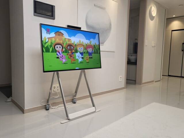 원퀵의 프레임과 스탠드의 색상은 LG전자의 공간 가전 오브제컬렉션의 밝은 베이지 색상이 동일하게 적용됐다.(사진=지디넷코리아)