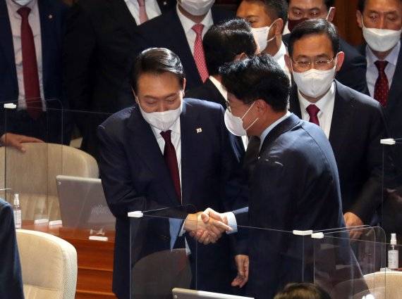 윤석열 대통령이 지난 10월25일 서울 여의도 국회 본회의장에서 2023년 예산안 시정연설을 마친 후 국민의힘 장제원 의원과 인사하고 있다. (공동취재) /사진=뉴스1화상