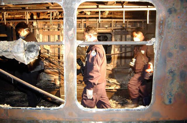2003년 2월 19일 대구지하철 화재 사고가 진화된 뒤 감식반원들이 객차 내부를 조사하고 있다. 한국일보 자료사진