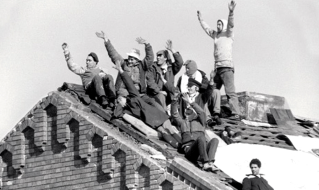 영국 행형 역사상 최악의 감옥 폭동인 '맨체스터 스트레인지웨이즈 교도소 폭동' 현장. 교도관들의 잦은 폭행 등에 분노한 재소자들은 교도소를 25일간 장악한 채 감옥 지붕에 올라가 시위를 벌였다. revolutionarycommunist.org
