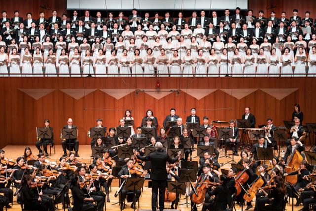 서울시립교향악단이 마르쿠스 슈텐츠 지휘로 2019년 12월 베토벤 교향곡 9번 '합창'을 연주하고 있다. 서울시향 제공