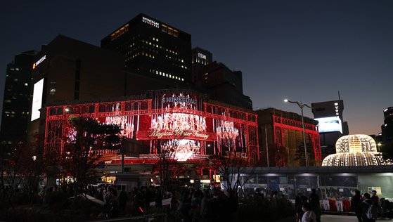 지난 20일 서울 중구 신세계백화점 본점 외벽에 크리스마스 장식으로 꾸민 불빛이 나오고 있다. 연합뉴스