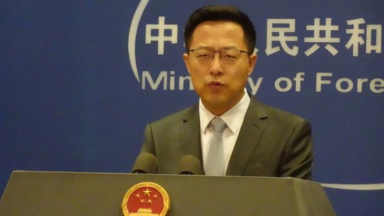 자오리젠 중국 외교부 대변인이 29일 정례 브리핑에서 한·일 정상의 나토 참여를 비난하고 있다. 신경진 기자