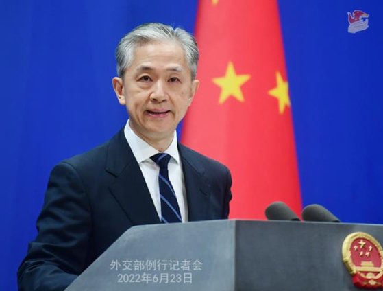 중국 왕원빈 대변인은 23일 정례브리핑에서 나토가 북대서양에 속하지 않는 아태지역을 끌어들여 분열을 조장하고 있다고 비판했다. [중국 외교부 홈페이지]