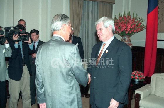 리덩후이(왼쪽) 대만 총통이 지난 1997년 대만을 방문한 뉴트 깅그리치 미 하원의장과 만나 악수하고 있다. [대만 중앙사]