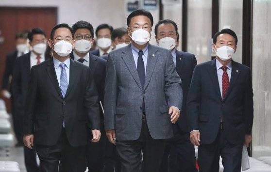 정진석 국민의힘 비상대책위원장과 주호영 원내대표가 28일 서울 여의도 국회에서 열린 비상대책위원회의에 참석하고 있다. 뉴스1