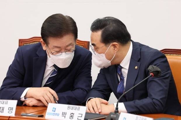 박홍근 원내대표와 논의하는 이재명 대표. /사진=연합뉴스