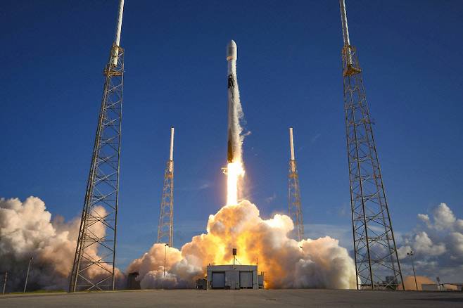 한국의 달 탐사 궤도선 ‘다누리’호가 지난 8월 미국 플로리다주 케이프커내버럴의 우주군 기지 40번 발사대에서 스페이스X 팰컨9 발사체에 실려 발사되고 있다. 스페이스X 제공