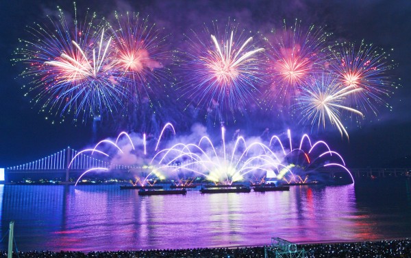 부산불꽃축제에서 형형색색의 불꽃이 밤 하늘을 수놓고 있다. 국제신문DB