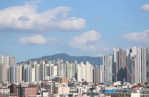 전국에 미분양 아파트가 급증하면서 건설사들의 자금 경색이 우려되자 정부는 내년 1월부터 5조원 규모의 미분양 주택 PF 보증 상품을 도입하기로 했다. 사진은 최근 미분양 아파트가 증가하고 있는 대구시 전경. 【연합뉴스】