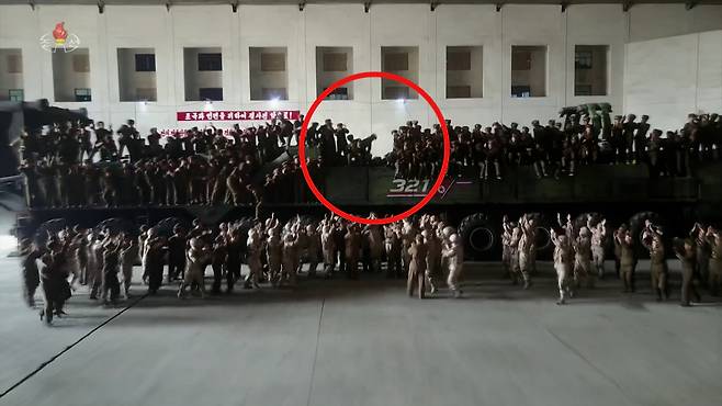 북한 조선중앙TV가 지난 19일 김정은 국무위원장이 화성-17형 시험 발사를 현지에서 지도했다며 보도한 영상에서 이동식발사차량(TEL) 위에 수십 명의 기념 촬영하던 북한 군인들 여러 명이 추락한 아찔한 사고가 났다. [조선중앙TV 화면]