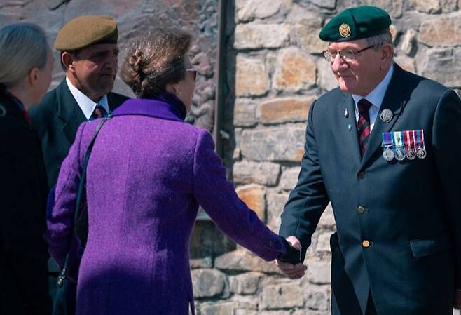 영국 왕실의 앤 공주가 최근 남대서양의 영국령 포클랜드 제도를 방문해 1982년 아르헨티나와의 전쟁 참전용사와 악수하고 있다. 영국 왕실 SNS 캡처