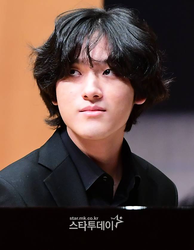 피아니스트 임윤찬이 연주를 마친 후 객석을 바라보고 있다.