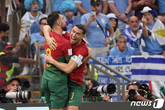 28일 오후(현지시간) 카타르 루사일 스타디움에서 열린 2022 카타르 월드컵 조별리그 H조 2차전 포르투갈과 우루과이의 경기에서 포르투갈 호날두가 득점 후 환호 하고 있다. 2022.11.29/뉴스1 ⓒ News1 이광호 기자