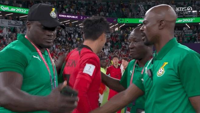 동료를 저지하는 가나의 조지 보아텡 코치(맨오른쪽) (KBS 갈무리)