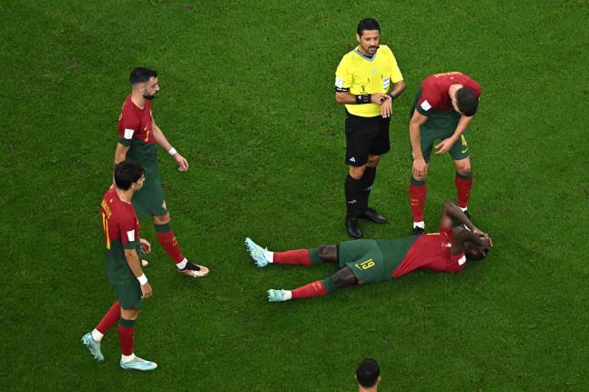 누누 멘데스가 부상으로 그라운드에 누워 있다. 도하 | AFP연합뉴스