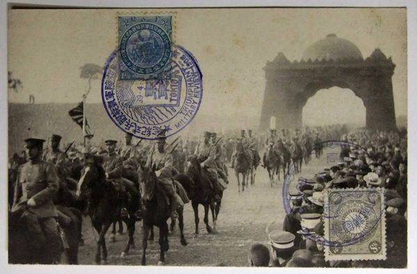 러일전쟁 기념 관련 그림엽서 및 우표 (출처 絵葉書戦前 兵隊と馬 明治三十七八年戦役紀念郵便切手・1銭5厘 明治三十七八年戦役陸軍凱旋観兵式紀念スタンプ 明治39年 東京)