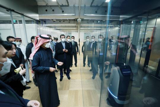 마제드 알 호가일 사우디아라비아 자치행정주택부 장관 일행이 29일 경기 성남 네이버 1784를 방문해 세계 최초의 로봇 전용 인프라 '로보포트'에 탑승한 자율주행로봇 '루키'에 대해 설명을 듣고 있다.
네이버 제공