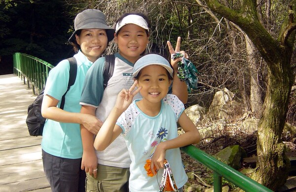 2004년 여름 북한산 나들이 때 함께한 김호웅씨의 부인과 두 딸. 김호웅씨 제공