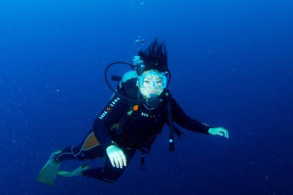 2015년 6월 필리핀 세부 모알보알해안에서 김호웅씨가 찍은 큰딸 안나의 스쿠버다이빙 모습. 김호웅씨 제공