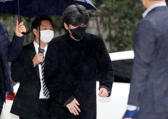 대장동 민간개발업자 남욱 변호사가 지난 28일 오후 서울 서초구 서울중앙지방법원에서 열린 대장동 개발 사업 로비·특혜 의혹을 받는 곽상도 전 국민의힘 의원 1심 속행 공판에 출석하고 있다.연합뉴스