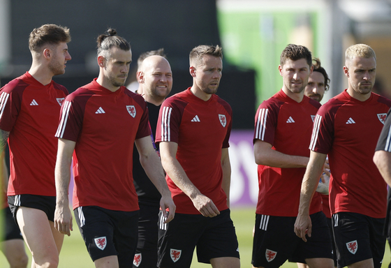 Wales' Gareth Bale, Ben Davies, Aaron Ramsey, Chris Gunter, Joe Rodon and teammates train ahead of the match against England at Al Sadd SC New Training Facilities 2 in Doha, Qatar on Monday. [REUTERS/YONHAP]