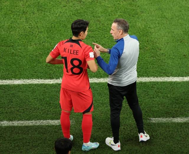 28일 오후(현지시간) 카타르 알라이얀의 에듀케이션 시티 스타디움에서 열린 2022 카타르 월드컵 조별리그 H조 2차전 대한민국과 가나의 경기에서 후반 교체 투입되는 이강인에게 벤투 감독이 전술을 설명하고 있다. 연합뉴스