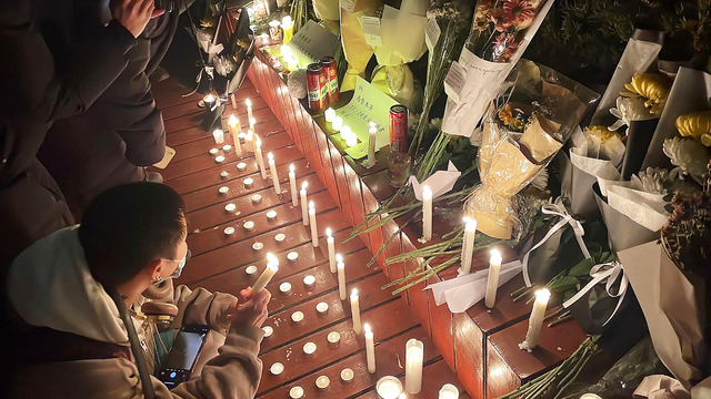 중국 시민들이 28일 새벽 베이징 거리에 촛불과 꽃다발을 놓고 신장위구르자치구 우루무치시 화재 사고 희생자를 추모하고 있다. 지난 24일 화재 발생 시 봉쇄로 소방차 진입이 늦어져 10명이 사망했다는 의혹이 제기된 이후 ‘제로 코로나’에 반대하는 시위가 전국으로 확산하고 있다. AFP연합뉴스